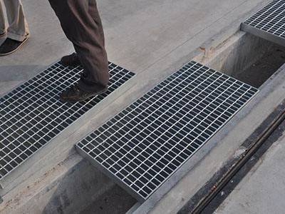 线性排水沟所使用的盖板具有怎样的特点？